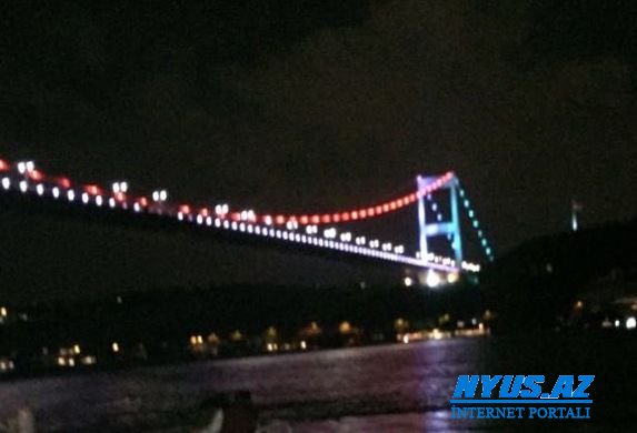 İstanbul Boğazındakı körpü Azərbaycan bayrağının rənglərinə boyanıb - Foto