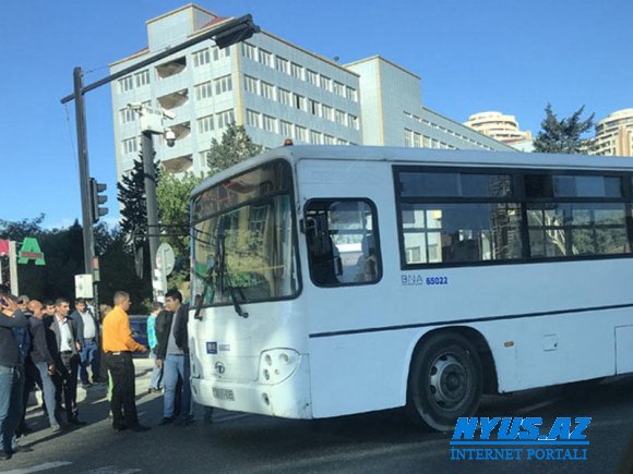 Bakıda avtobus minik avtomobili ilə toqquşdu - FOTO