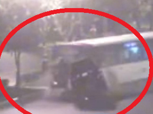 Bakıda "protiv" gedən "Prado"nun avtobusla dəhşətli toqquşma anı - VİDEO