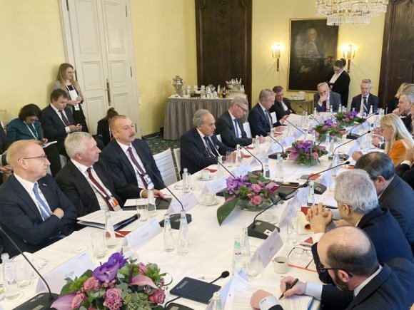 Prezident İlham Əliyev Münxen Təhlükəsizlik Konfransı çərçivəsində "Enerji təhlükəsizliyi" mövzusunda dəyirmi masada iştirak edib - FOTO