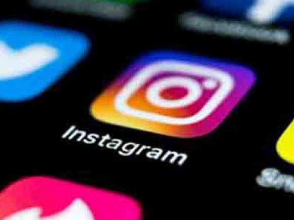 "Instagram"ın istifadəçiləri mobil tətbiqin ön kameranı gizli şəkildə aktivləşdirdiyini aşkar ediblər