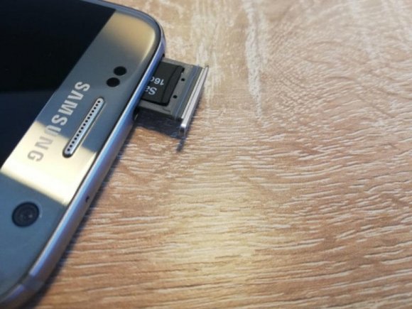 Samsung” yeni smartfonlarda yaddaş kartlarından imtina edib