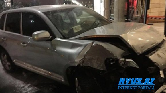Sərxoş polis "Porsche"ni prezident iqamətgahına çırpdı - FOTO