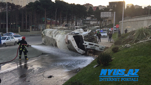 Bakıda sementlə dolu yük maşını 20 metr hündürlükdən yola aşıb