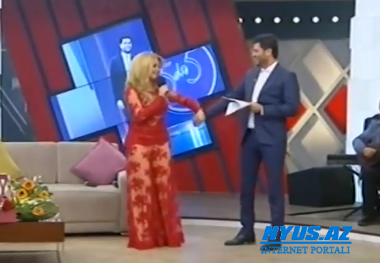 Azərbaycanda canlı efirdə müğənni və aparıcı arasında gözlənilməz söhbət: "Səni istəyirəm"... "Uzaq dur məndən, camaat baxır"... - VİDEO