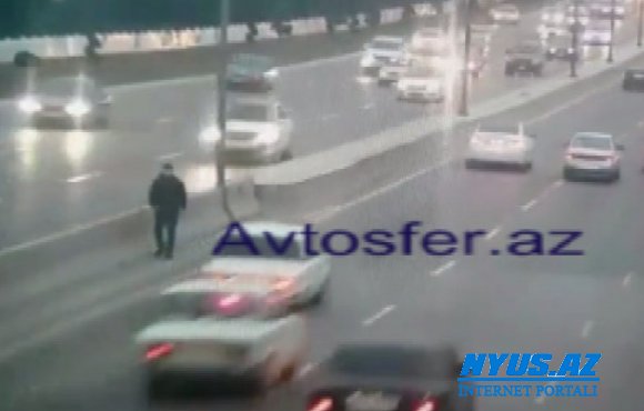 Piyada yolun ortasında qaldı – Yol polisləri onu xilas edib cərimə yazdı – VİDEO