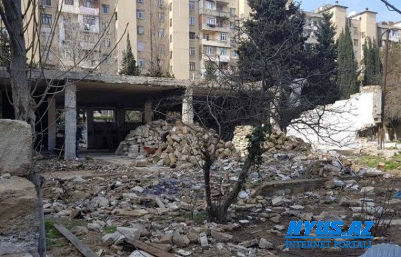 Xətainin icra başçısı Küpəgirən Qarıdan sonra xeyir-şər evini də sökdürür