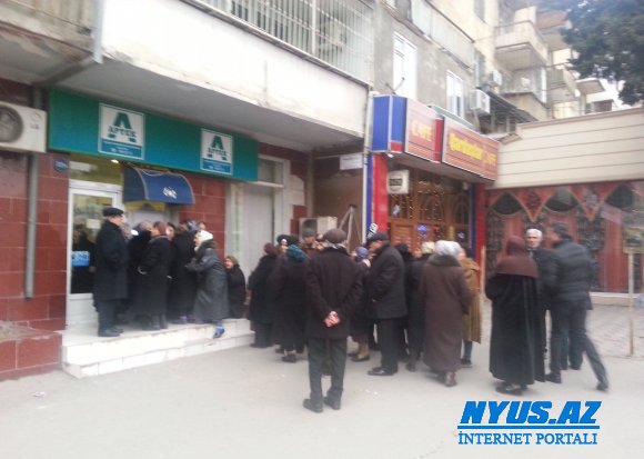 Pensiyalar gecikməylə verilir - Bankomatların qarşısında uzun növbələr yaranıb