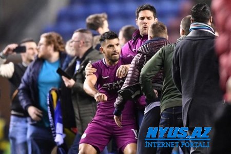 “Mançester Siti”nin futbolçusu azarkeşi vurub - video