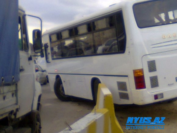 Bakıda avtobus minik maşını ilə toqquşdu