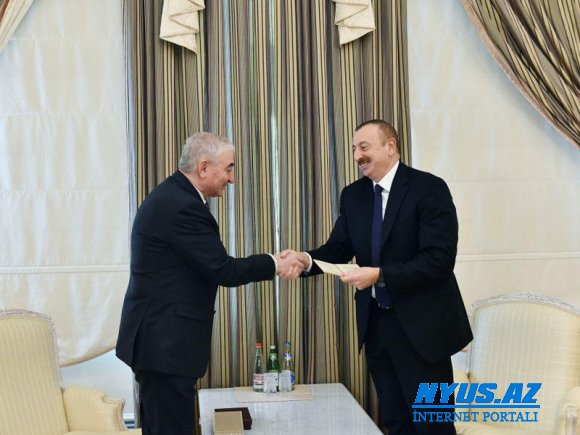 MSK sədri Məzahir Pənahov prezidentliyə namizədlik vəsiqəsini İlham Əliyevə təqdim edib - FOTO