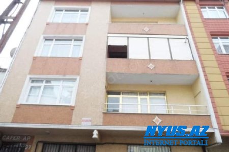 Bakıda qadın binanın eyvanından yıxılıb