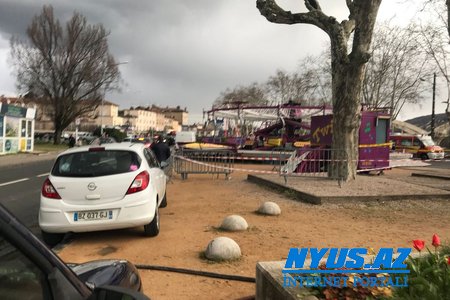 Fransada karuselin bir kabinası yerindən çıxıb, ölən və yaralananlar var