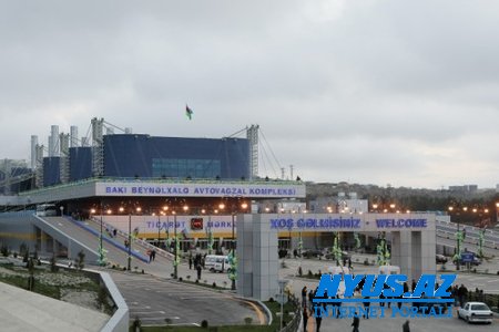 Avtovağzaldakı ticarət mərkəzində satıcı qız özünü 3-cü mərtəbədən yerə atıb