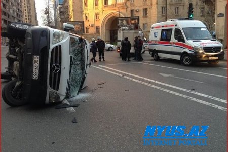 Bakıda mikroavtobus aşıb, 3 nəfər xəsarət alıb- FOTO