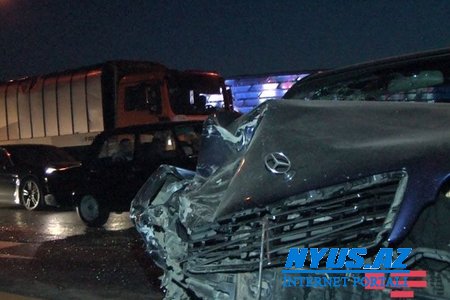 Bakıda minik avtomobili mikroavtobusla toqquşub, xəsarət alanlar var