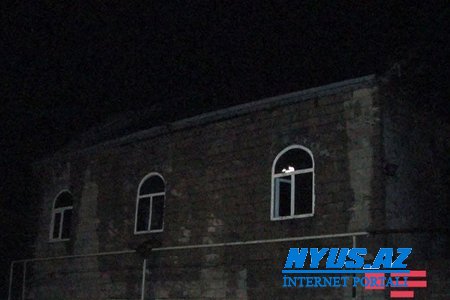 Bakının Sabunçu rayonunda ikimərtəbəli ev yanıb