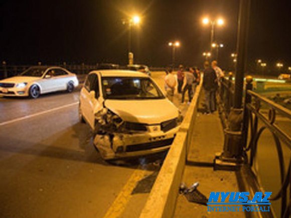 Bakıda qəza yerindən qaçan avtomobil qarşıda digər maşına dəyərək beton maneəyə çırpılıb - FOTO