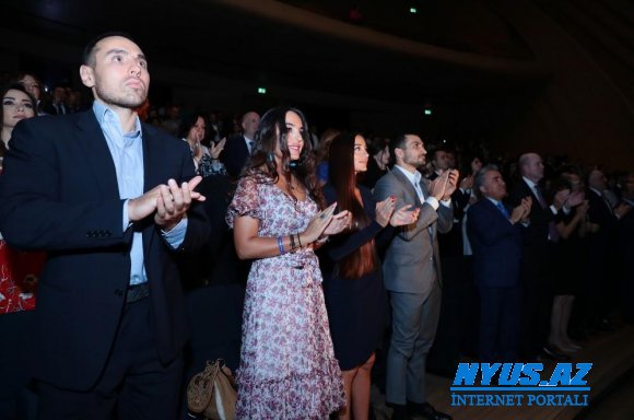 Heydər Əliyev Fondunun vitse-prezidenti Leyla Əliyeva və Bakı Media Mərkəzinin prezidenti Arzu Əliyeva "Son iclas" filminin təqdimatında iştirak ediblər - FOTO