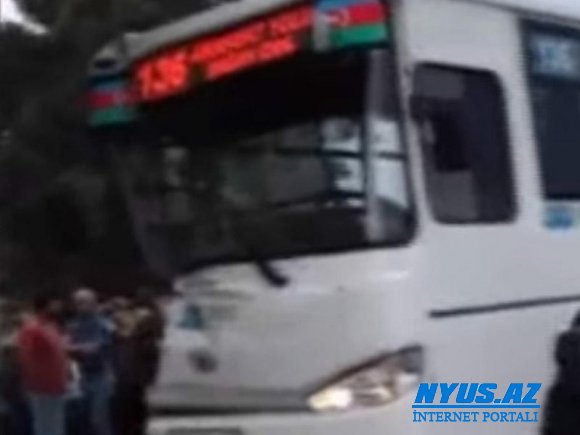 Bakıda sərnişin avtobusu qəza törədib: xəsarət alanlar var - VİDEO