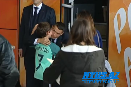 Ronaldo onun üçün ağlayan uşağı belə sakitləşdirdi - VİDEO