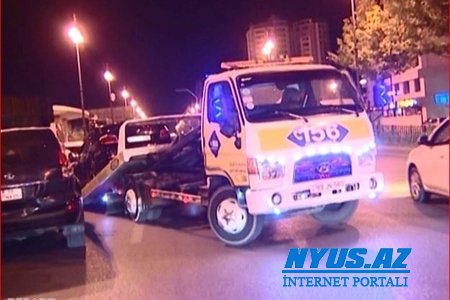 Bakıda yüksək sürətlə gedən "BMW" zəncirvari yol qəzası törədib