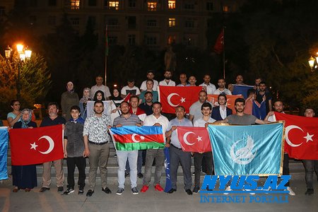 Bakı sakinləri Ərdoğanın zəfərini qeyd etmək üçün küçələrə çıxdı - Foto