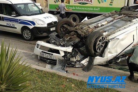 Bakıda taksi yüksək sürətlə beş avtomobilə çırpılaraq aşıb, xəsarət alanlar var