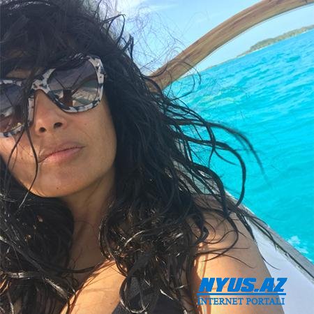 Salma Hayek çimərlik görüntülərini yaymağa çəkinmədi