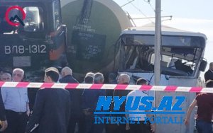 Bakıda sərnişin avtobusu neft qatarının yoluna çıxdı