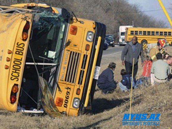 Texasda məktəb avtobusu qəzaya uğrayıb