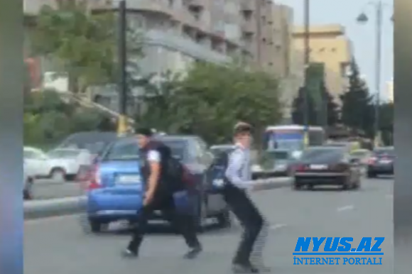 Bakıda məktəblilər həyatlarını belə təhlükəyə atırlar - VİDEO