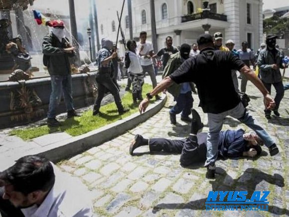 Avtomobili insanların üstünə sürən sürücü linç edildi