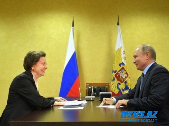 Putin səhvən kreslosuna oturan qubernatora söz atdı - VİDEO
