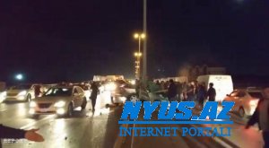 Bakıda "Mercedes" işıq dirəyinə çırpıldı, sürücü ağır yaralandı