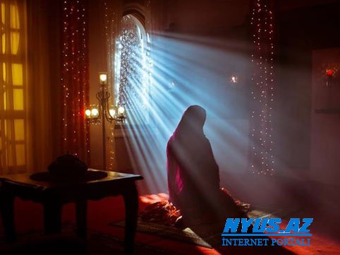 Qadın evdə tək olarkən başıaçıq şəkildə və ya qoluaçıq paltarda namaz qıla bilərmi?