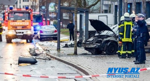 Almaniyada sürücü maşını dayanacağa sürüb, ölən və yaralananlar var