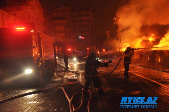 İstanbulda yük gəmisi yanır