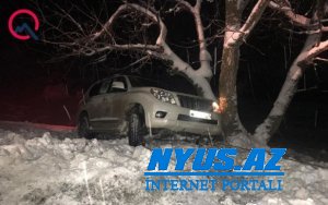 Qubada “Toyota” qarlı yolda sürüşdü və uçuruma düşmək təhlükəsi ilə üzləşdi
