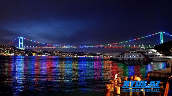 İstanbulun rəmzləri hesab edilən üç körpü Azərbaycan bayrağının rənglərində işıqlandırılıb