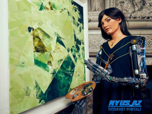 İlk robot rəssam əsərlərini sərgidə nümayiş etdirir