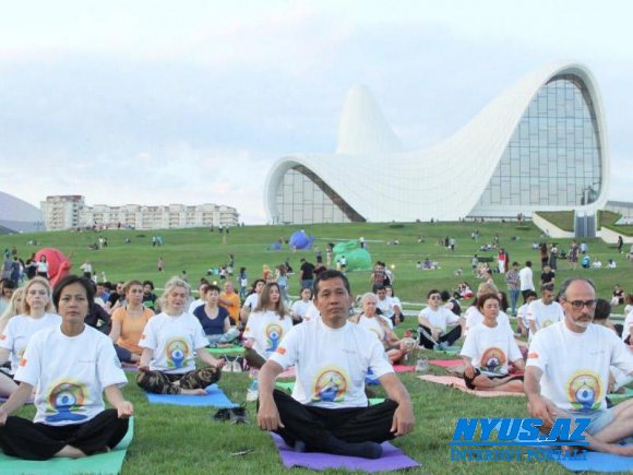 Heydər Əliyev Mərkəzinin parkında yoqa sessiyası təşkil olunub