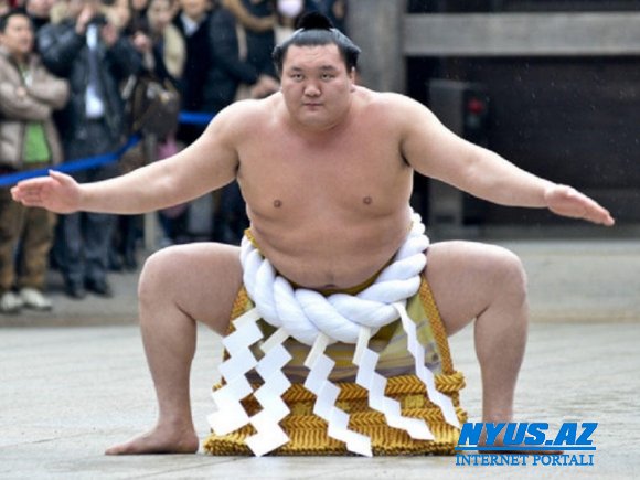 Əslən Monqolustandan olan ən böyük sumo çempionu yokozuna Hakuho Yaponiya vətəndaşlığı alıb