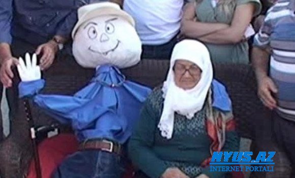 Ölən ərinin kuklasını düzəltdirib pul yığır - FOTO