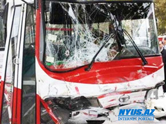 Bakıda avtomobillə sərnişin avtobusu toqquşdu - Yaralılar var