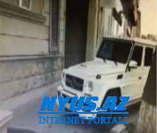 Azərbaycanlı məşhur bahalı avtomobilini səkidə saxladı: YOLU KƏSDİ - FOTO