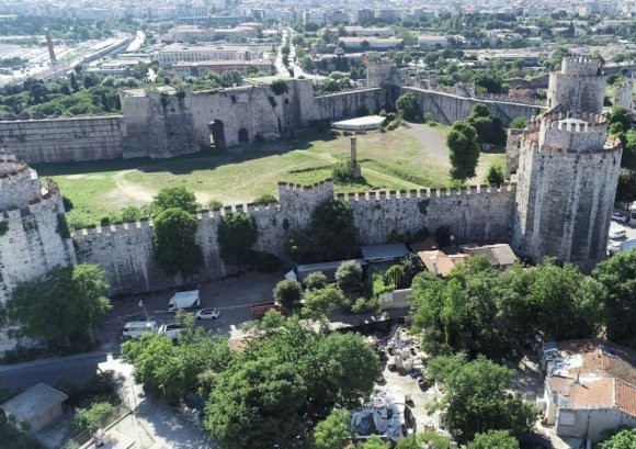 İstanbul şəhərinin tarixi divarları bərpa edilir