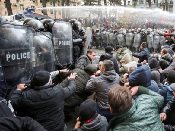 Tbilisidə polis etirazçıları "suladı": 20 nəfər saxlanıldı