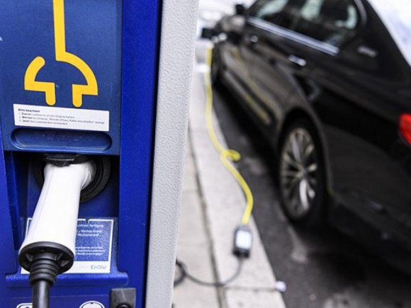 Britaniyalı diplomatlar elektromobillərdən istifadəyə keçəcəklər