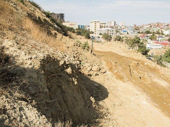 Badamdarda yenidən sürüşmə baş verdi, yol bağlandı